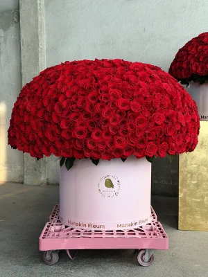 Iconic 1000 red roses Valentine arrangement delivered on the French Riviera